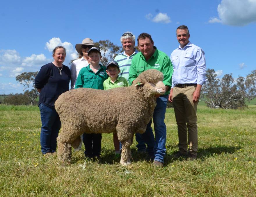 ane Corkhill, Jane Campbell and her brother-in-law Peter Campbell, Sunnyridge, Frogmore buyers of the top priced ram at $9000, paraded by Mick Corkhill, Grassy Creek, Reids Flat and Mark Hedley, AWN, Goulburn. Toby and Hugh Corkhill are assisting their father with presenting the ram.